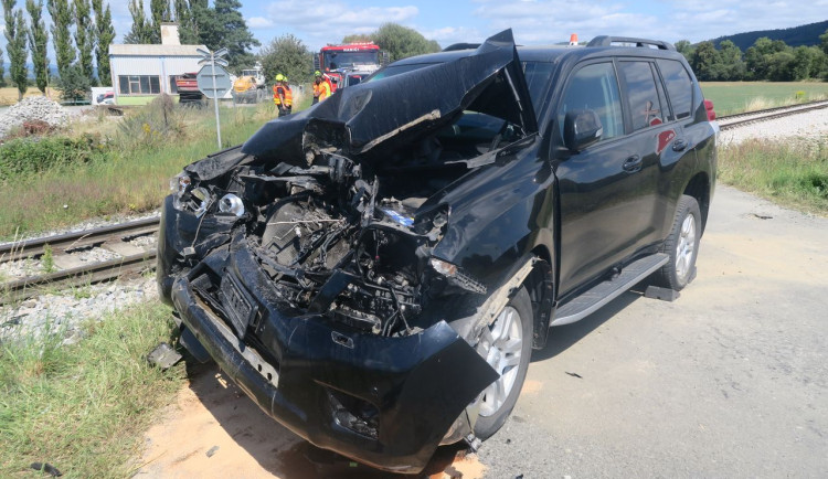 U Leštiny lokomotiva sešrotovala automobil. Z hrozivé nehody posádka vyvázla jen se zraněním