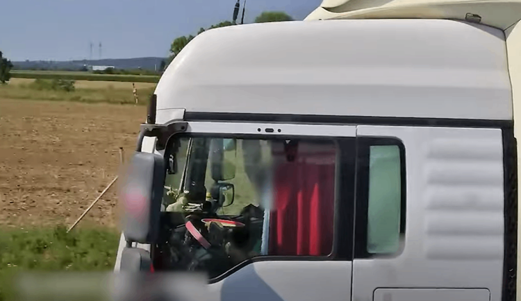 Šofér kamionu si u Brna dopřál oběd za jízdy, talíř položil na volant