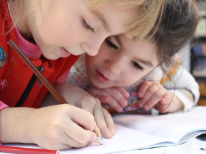 Začátek školního roku: stát přispěje na pomůcky, kurzy i školní obědy
