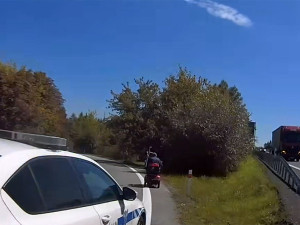 VIDEO: Seniorovi na elektrickém vozíku šlo o život. U Litovle najel na dálnici, dostal se i do protisměru