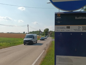 Řidiči to pustí z kopce a brzdí až v zatáčce. Obyvatele Ludéřova a Kandie trápí rychlost kamionů