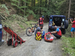 Do odlehlé rokle v údolí Bílé Opavy se zřítil turista a poranil si hlavu. Letěl pro něho vrtulník
