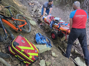 Do odlehlé rokle v údolí Bílé Opavy se zřítil turista a poranil si hlavu. Letěl pro něho vrtulník