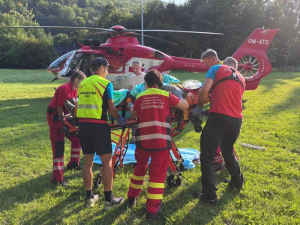 Do odlehlé rokle v údolí Bílé Opavy se zřítil turista a poranil si hlavu. Letěl pro něho vrtulník