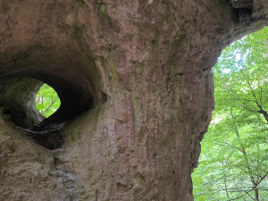 TIP NA VÝLET: Zkamenělý zámek nabízí procházku čarokrásným údolím. Bonusem jsou jeskyně