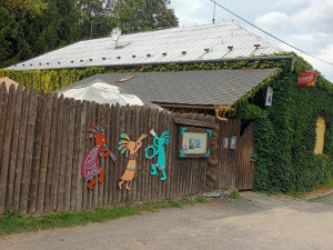 TIP NA VÝLET: Zkamenělý zámek nabízí procházku čarokrásným údolím. Bonusem jsou jeskyně