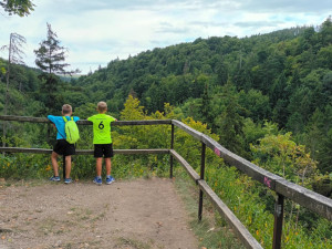 TIP NA VÝLET: Zkamenělý zámek nabízí procházku čarokrásným údolím. Bonusem jsou jeskyně