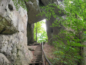 TIP NA VÝLET: Zkamenělý zámek nabízí procházku čarokrásným údolím. Bonusem jsou jeskyně