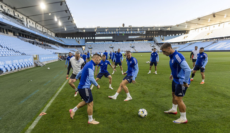 Tým Sigmy při tréninku na stadionu Eleda