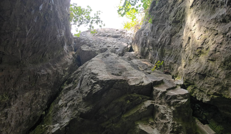 TIP NA VÝLET: Zkamenělý zámek nabízí procházku čarokrásným údolím. Bonusem jsou jeskyně