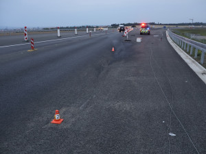 Olej na dálnici. Řidič jel rychle a prorazil vanu, D35 u Olomouce stála přes čtyři hodiny