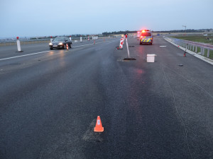 Olej na dálnici. Řidič jel rychle a prorazil vanu, D35 u Olomouce stála přes čtyři hodiny