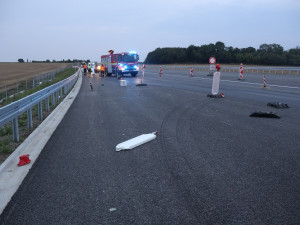 Olej na dálnici. Řidič jel rychle a prorazil vanu, D35 u Olomouce stála přes čtyři hodiny