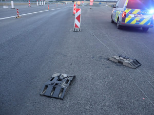 Olej na dálnici. Řidič jel rychle a prorazil vanu, D35 u Olomouce stála přes čtyři hodiny