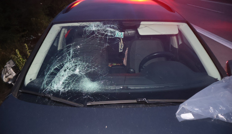 Olej na dálnici. Řidič jel rychle a prorazil vanu, D35 u Olomouce stála přes čtyři hodiny