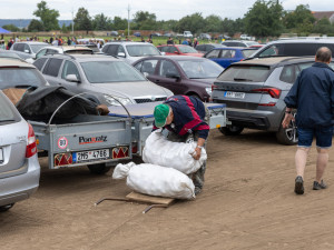 FOTO, VIDEO: Osm tisíc pytlů a dvě hodiny ve frontě. Samosběr zeleniny u Olomouce trhal rekordy