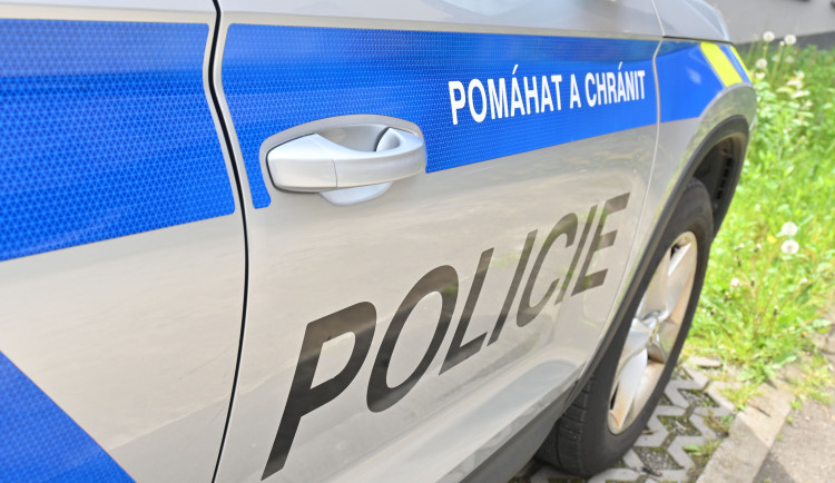 Příležitost dělá zloděje. Muž přišel o peněženku, položil ji na střechu auta