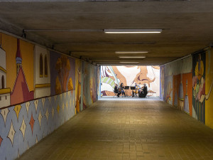 Mozart i anděl. Oprýskaný podchod u olomoucké nemocnice zkrásněl uměleckou výmalbou