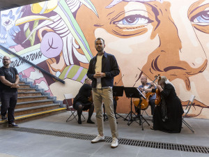 Mozart i anděl. Oprýskaný podchod u olomoucké nemocnice zkrásněl uměleckou výmalbou