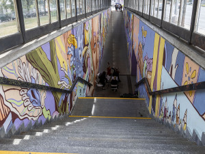 Mozart i anděl. Oprýskaný podchod u olomoucké nemocnice zkrásněl uměleckou výmalbou