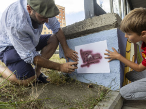 Mozart i anděl. Oprýskaný podchod u olomoucké nemocnice zkrásněl uměleckou výmalbou