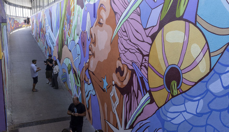 Mozart i anděl. Oprýskaný podchod u olomoucké nemocnice zkrásněl uměleckou výmalbou