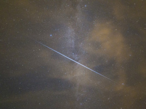 Světelná čára na noční obloze překvapila nejen na Hané. Na nebi zářilo palivo z rakety