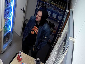 VIDEO: Lupič přepadl benzínku v Hranicích. S vyšetřováním může pomoct neznámý svědek