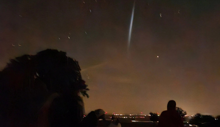Světelná čára na noční obloze překvapila nejen na Hané. Na nebi zářilo palivo z rakety