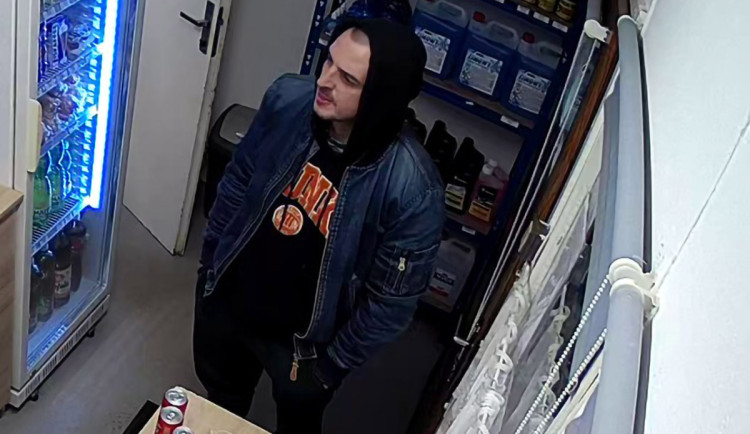 Policie pátrá po neznámém svědkovi, který by mohl pomoct s objasněním případu loupeže v Hranicích