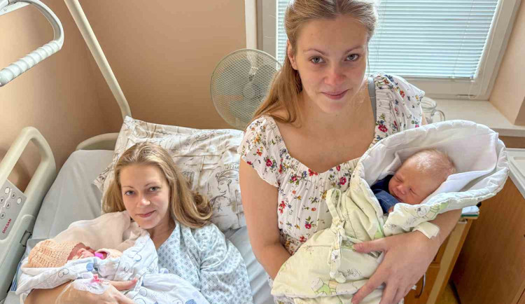 Dvojčata Olga (vlevo) a Helena se po 29 letech vrátily do olomoucké porodnice, přivedly na svět dceru a syna