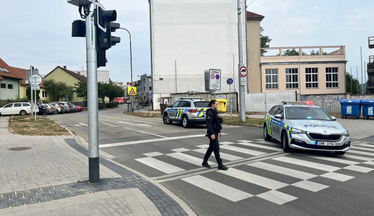 V Cacovické ulici v Brně uniká plyn, policisté odklání dopravu a pomáhají s evakuací