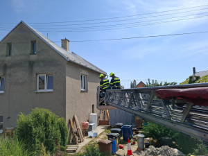 Nehody na D35 i poničené střechy. Vichr udeřil v Olomouckém kraji, hasiči řeší desítky událostí
