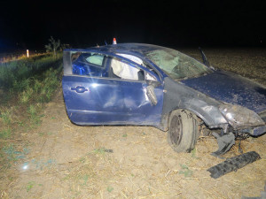 Hrozivý karambol na Šumpersku: přes střechu šlo auto s pěti lidmi