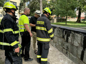 Olejová válka v Litovli. Obyvatel sídliště polil zídku v parčíku tmavým mazivem, brzy přišla pomsta