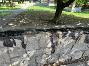 Olejová válka v Litovli. Obyvatel sídliště polil zídku v parčíku tmavým mazivem, brzy přišla pomsta