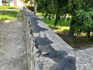 Olejová válka v Litovli. Obyvatel sídliště polil zídku v parčíku tmavým mazivem, brzy přišla pomsta