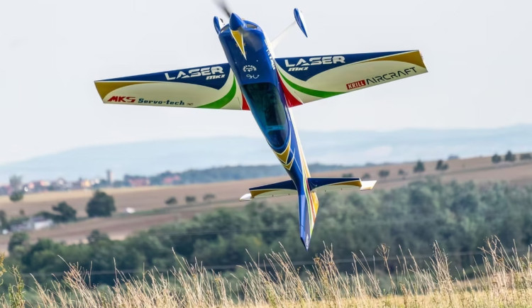 Letecká show nad Olomoucí. Do vzduchu zamíří obří modely i akrobatický pilot Kopfstein