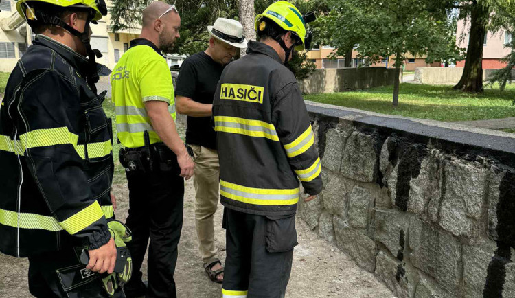 Znečištění veřejného prostranství nebezpečnou látkou řešil starosta Litovle Viktor Kohout s hasiči a policií