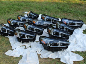 Jeden kradl, druhý falšoval doklady. Pracovníci firmy v Mohelnici za dva roky odnesli autosvětla za miliony