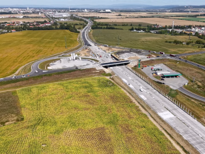 VIDEO: Blíží se otevření dálničního tahu z Olomouce na Přerov. Jak to vypadá na stavbě?