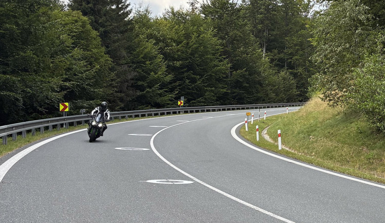 Motorkářům na Červenohorském sedle má pomoct nové dopravní značení, inspirací je Rakousko