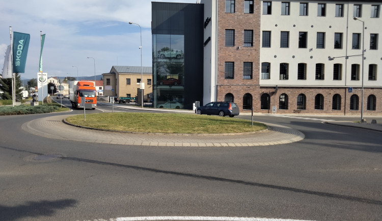 Rekonstrukce okružní křižovatky na Horské ulici v Trutnově omezí zítra provoz