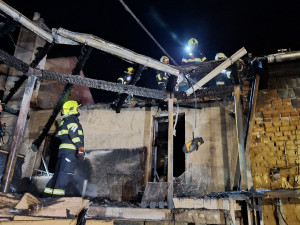 Hasiči bojovali s požárem domu a stodoly na Litovelsku, uvnitř byly nádoby s hořlavinami