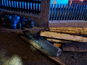 Pneumatiky, tlakové láhve. Hasiči bojovali s požárem domu a stodoly na Litovelsku