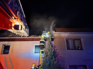 Pneumatiky, tlakové láhve. Hasiči bojovali s požárem domu a stodoly na Litovelsku