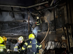 Pneumatiky, tlakové láhve. Hasiči bojovali s požárem domu a stodoly na Litovelsku