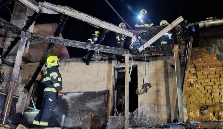 Pneumatiky, tlakové láhve. Hasiči bojovali s požárem rodinného domu a stodoly na Litovelsku