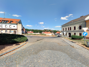 Pohled na místo stavby na rohu konického náměstí před dvěma lety