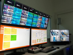 FOTOGALERIE: Kouř, stísněné prostory, dětský pláč. Hasiči v Hamrech otevřeli unikátní výcvikový trenažér